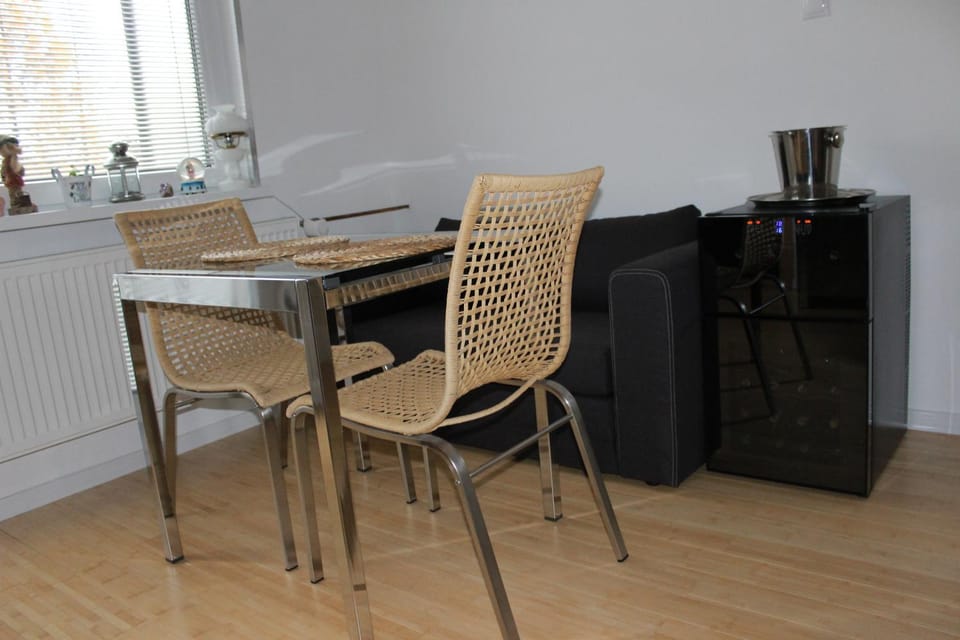 Photo of the whole room, Alcoholic drinks