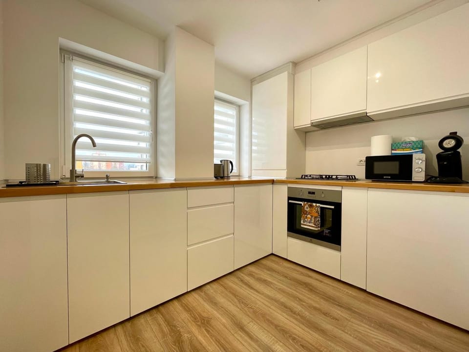 Coffee/tea facilities, Kitchen or kitchenette, oven, stove, toaster