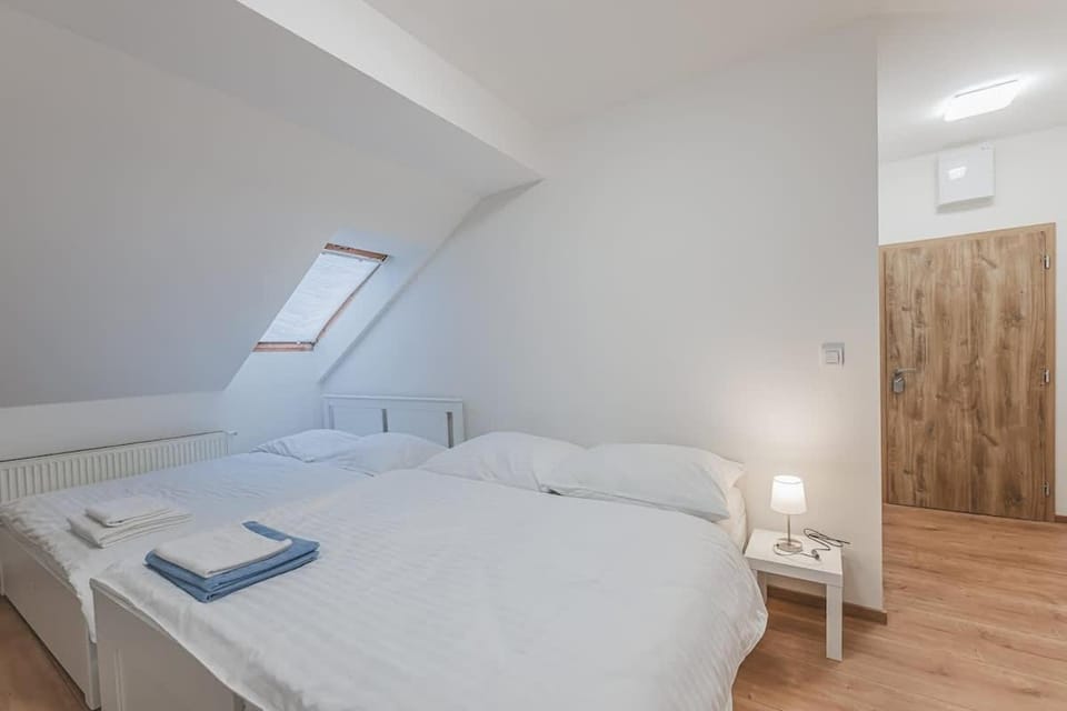 Andel,Smichov Flat, Fresh Bath, portable AC Apartment in Prague