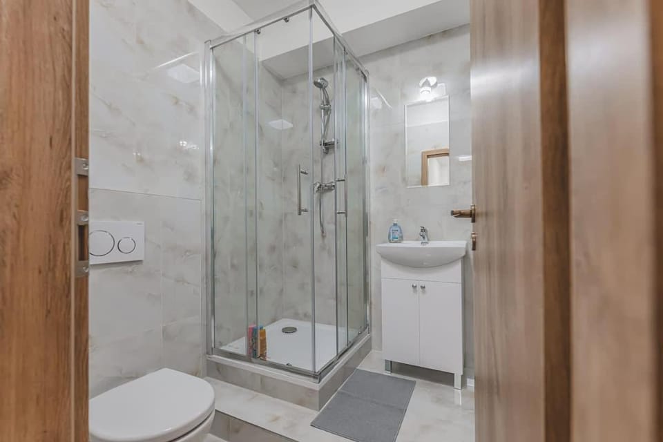 Andel,Smichov Flat, Fresh Bath, portable AC Apartment in Prague