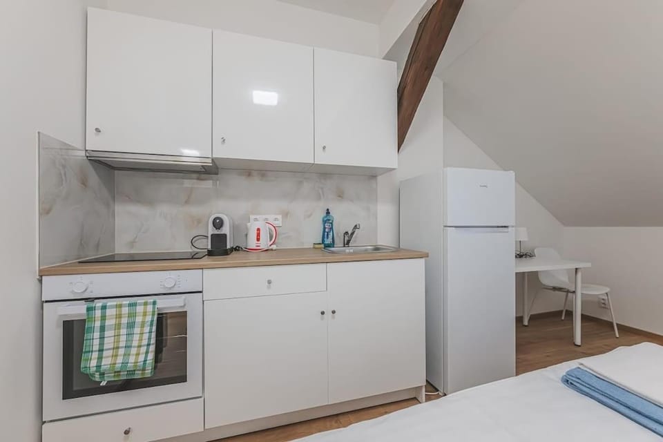 Andel,Smichov Flat, Fresh Bath, portable AC Apartment in Prague