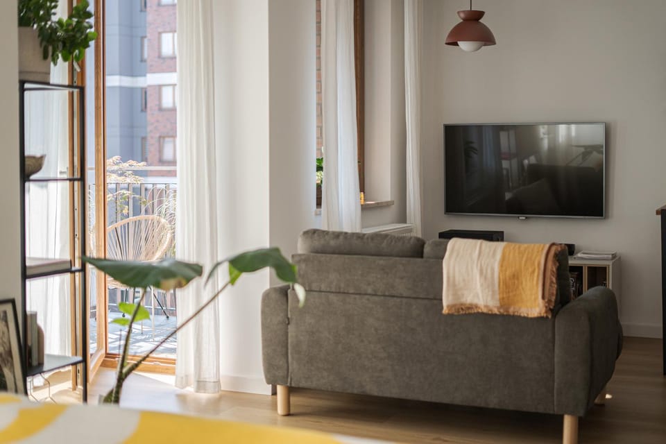 TV and multimedia, Living room, Seating area, Evening entertainment