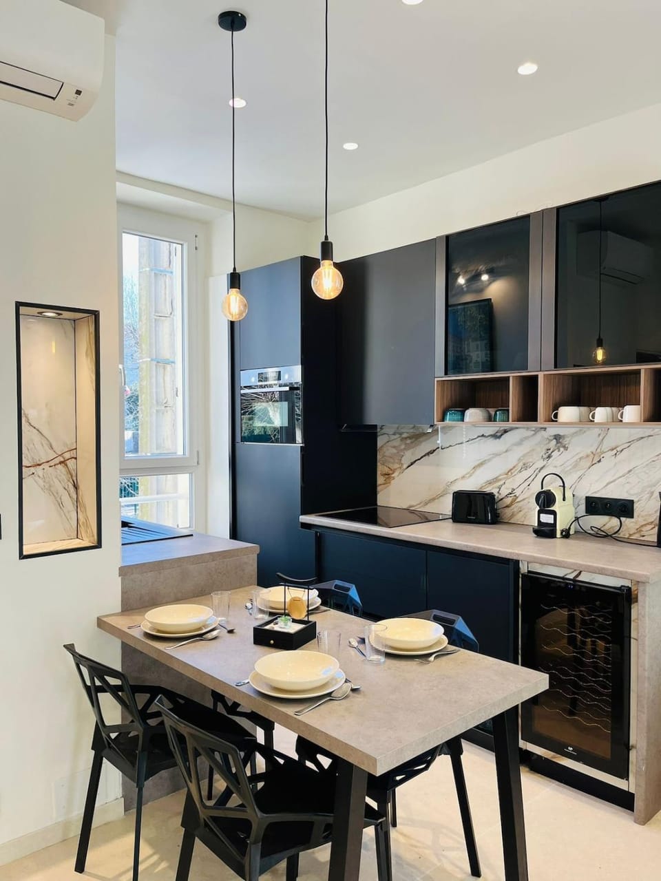 Kitchen or kitchenette, Dining area
