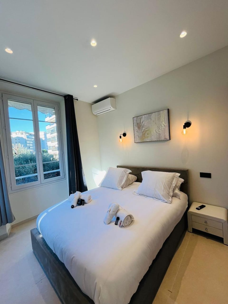 Photo of the whole room, Bedroom