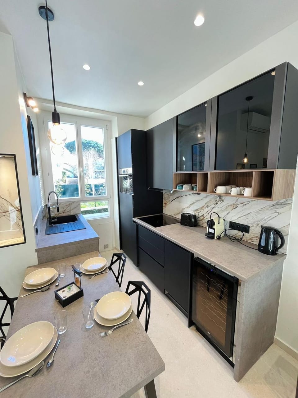 Kitchen or kitchenette, Dining area