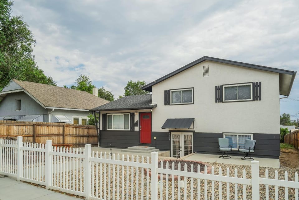 Panoramic Valley Downtown Basement Suite House in Colorado Springs