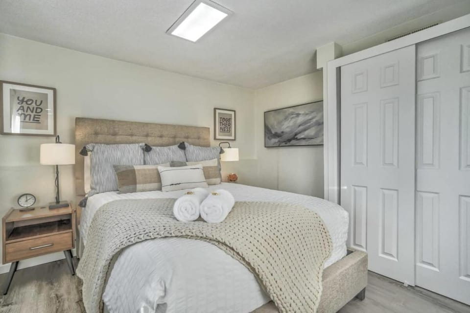 Panoramic Valley Downtown Basement Suite House in Colorado Springs