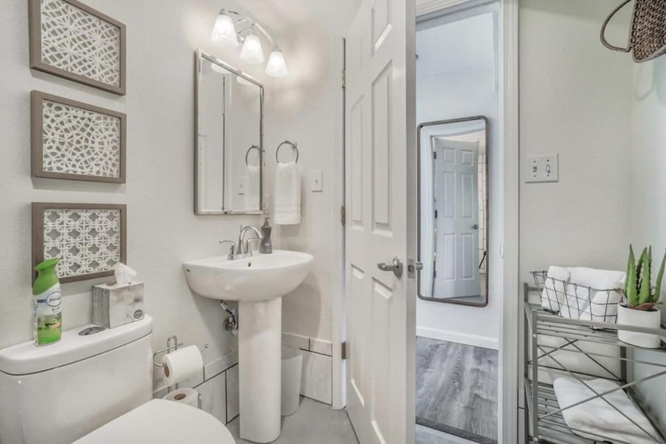 Panoramic Valley Downtown Basement Suite House in Colorado Springs