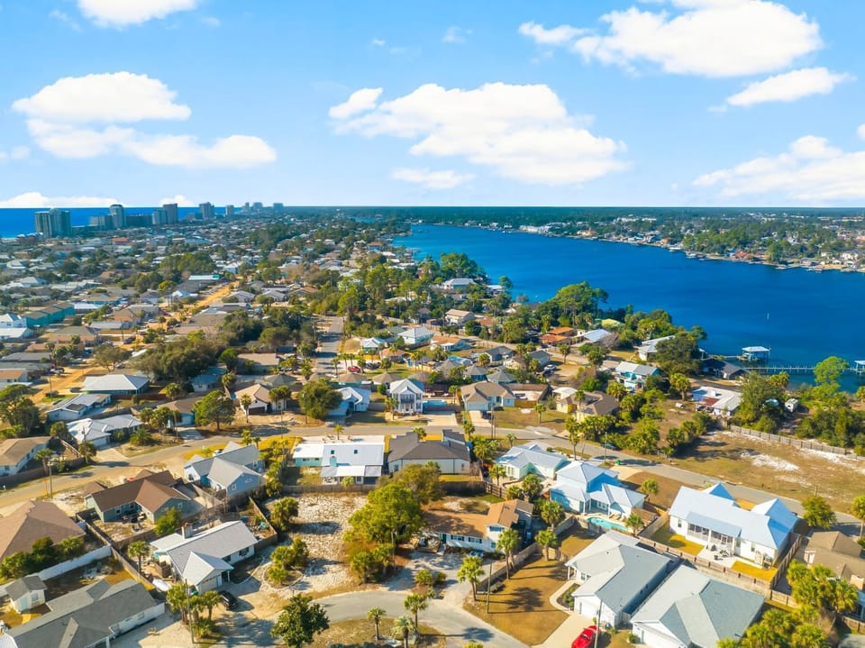 Property building, Nearby landmark, Day, Neighbourhood, Bird's eye view, Location