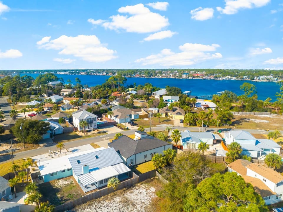 Property building, Day, Neighbourhood, Bird's eye view, Location
