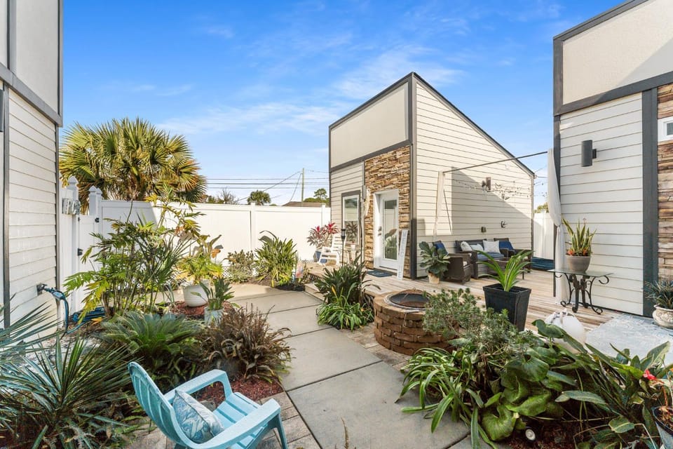 Property building, Patio, Day, Garden, Garden