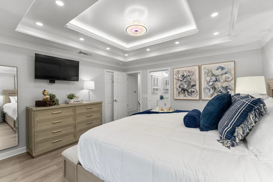 Bed, TV and multimedia, Photo of the whole room, Bedroom