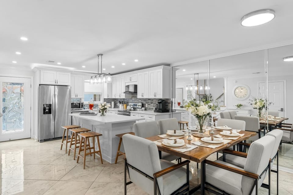 Kitchen or kitchenette, Seating area, Dining area, oven