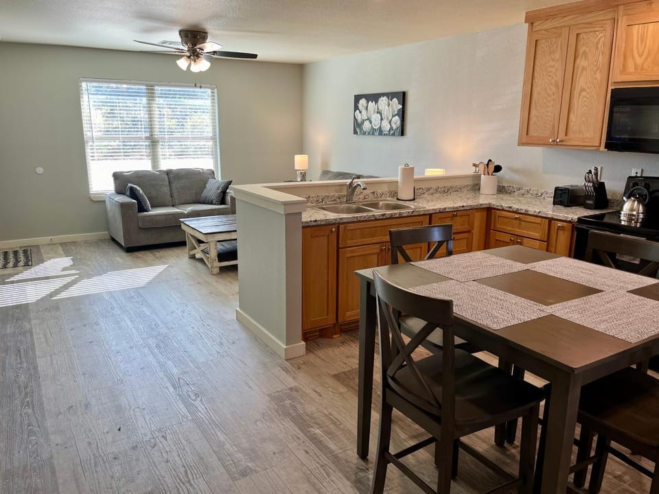 Perfect Location to Casino w King Beds Apartment in Oklahoma