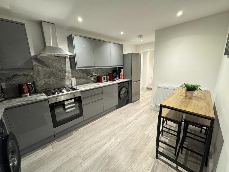 Coffee/tea facilities, Kitchen or kitchenette, oven, stove, toaster
