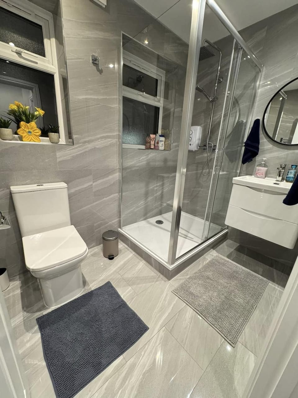 Shower, Toilet, Bathroom, towels