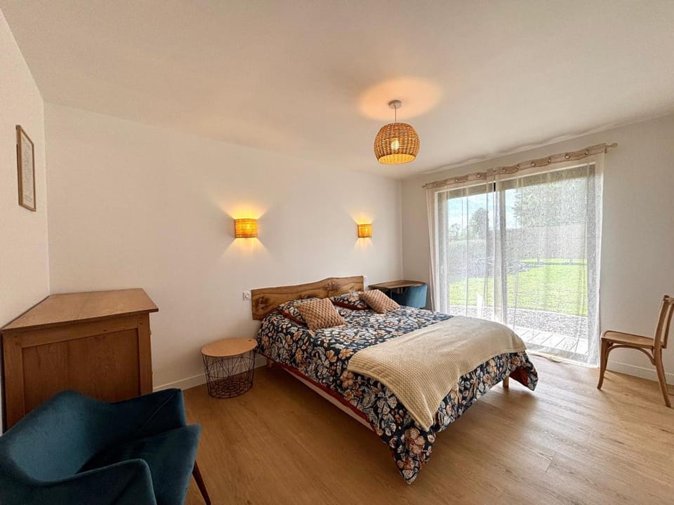 Bed, Photo of the whole room