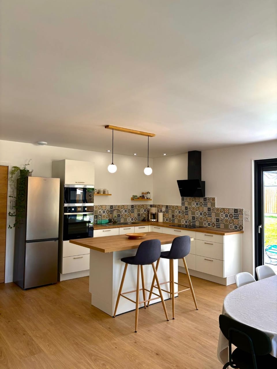 Kitchen or kitchenette, Dining area, stove