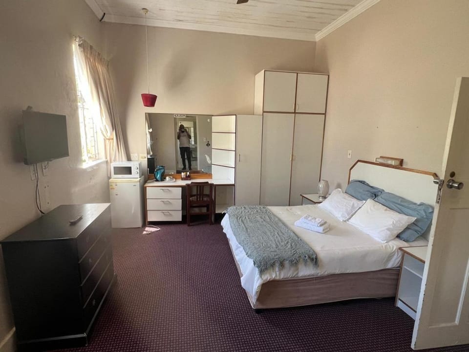 Bed, TV and multimedia, Bedroom, wardrobe