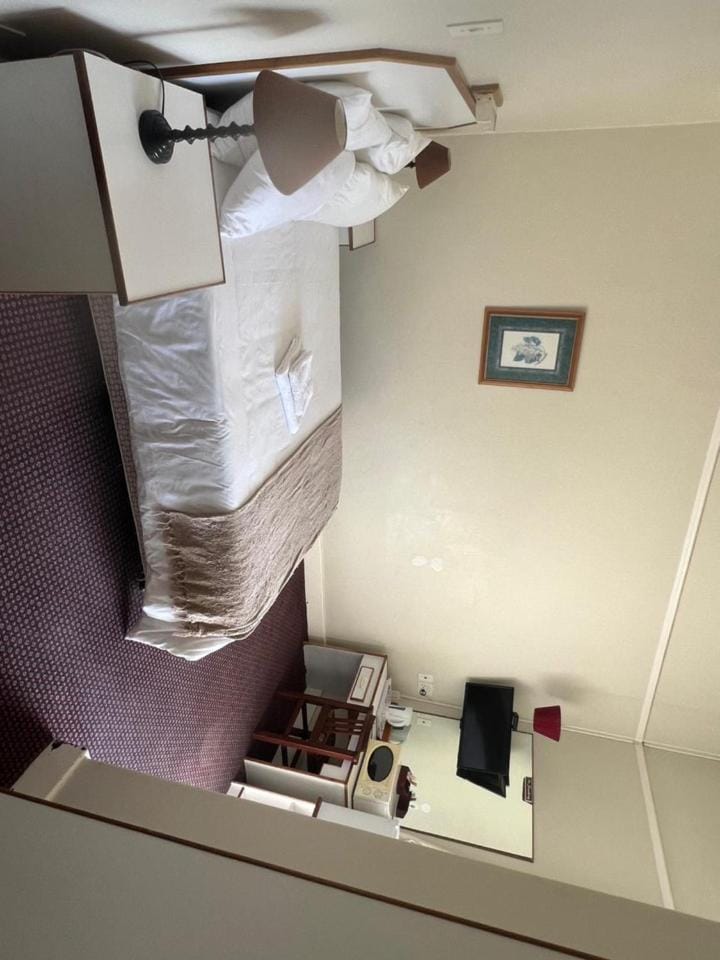 Bed, TV and multimedia, Bedroom