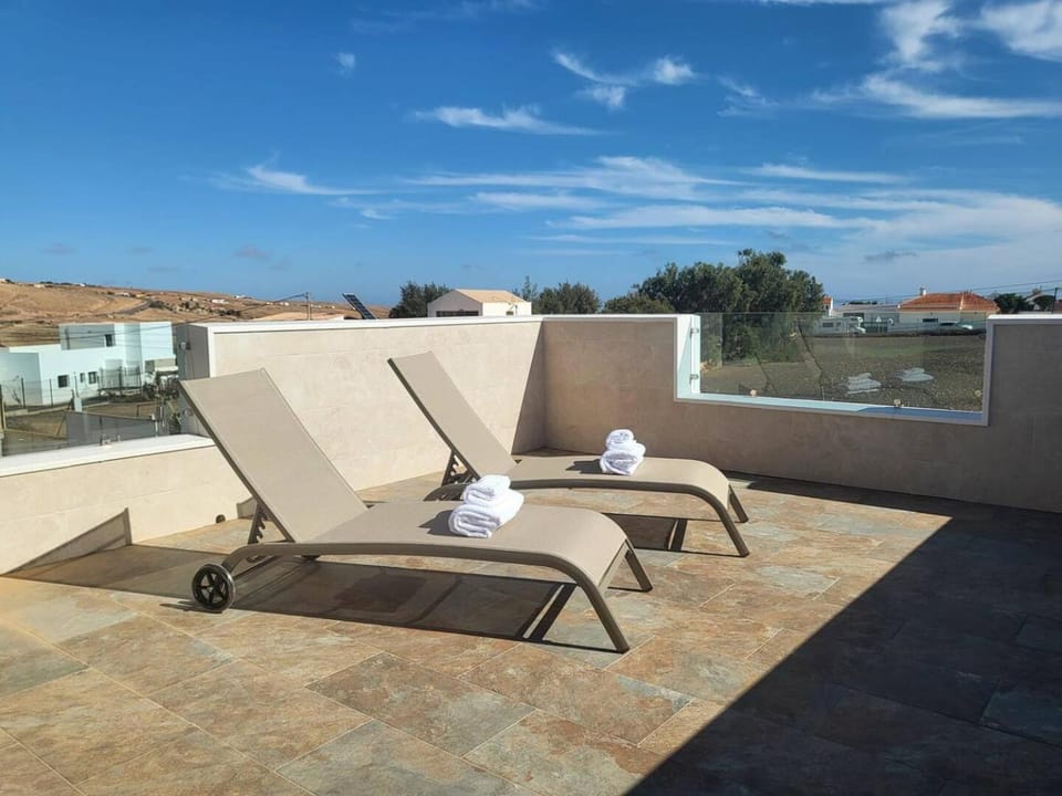 ENJOY House with Large Pool & Jacuzzi Villa in Maxorata