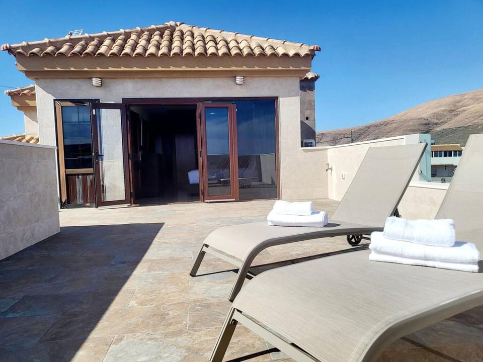 ENJOY House with Large Pool & Jacuzzi Villa in Maxorata