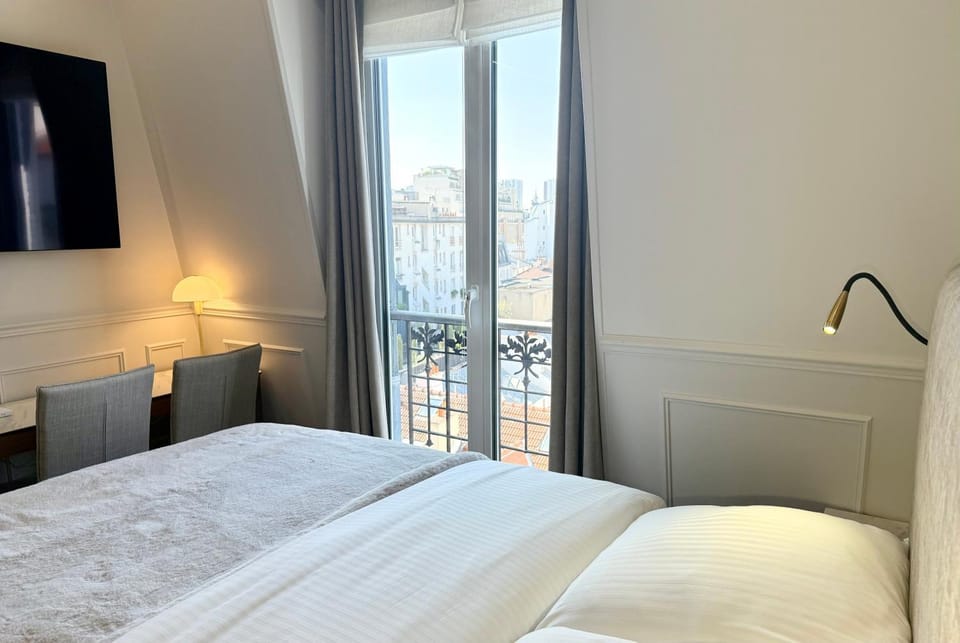 Bedroom, City view