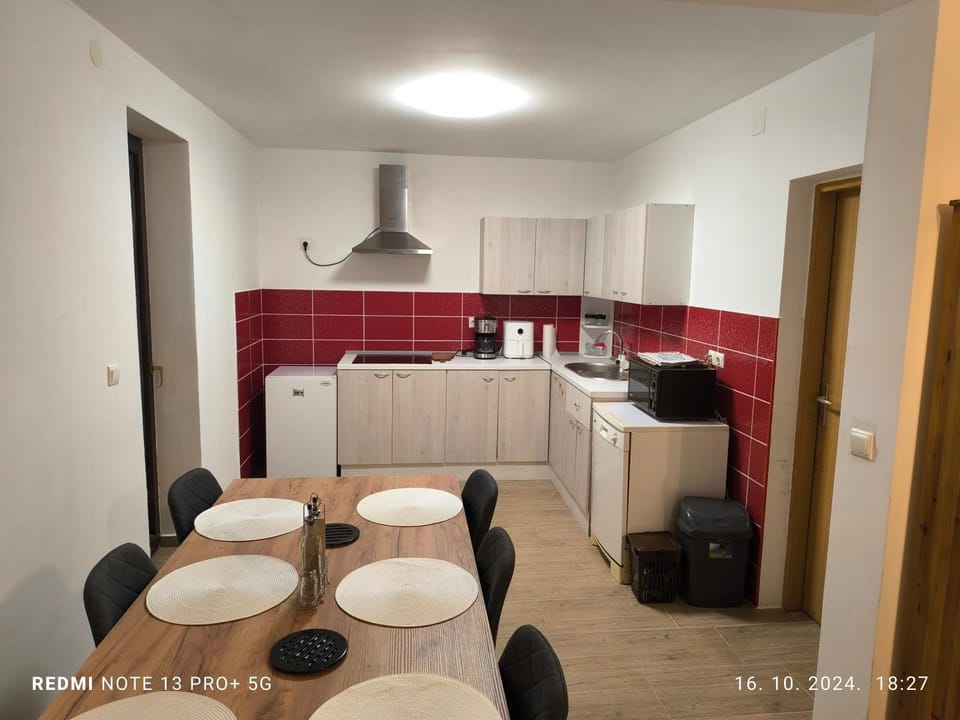Kitchen or kitchenette, Dining area