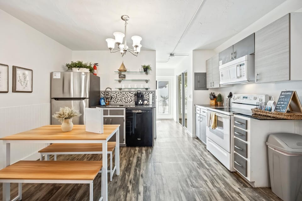 Kitchen or kitchenette, oven, stove