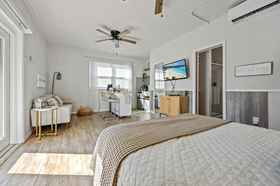 Bed, TV and multimedia, Kitchen or kitchenette, Photo of the whole room