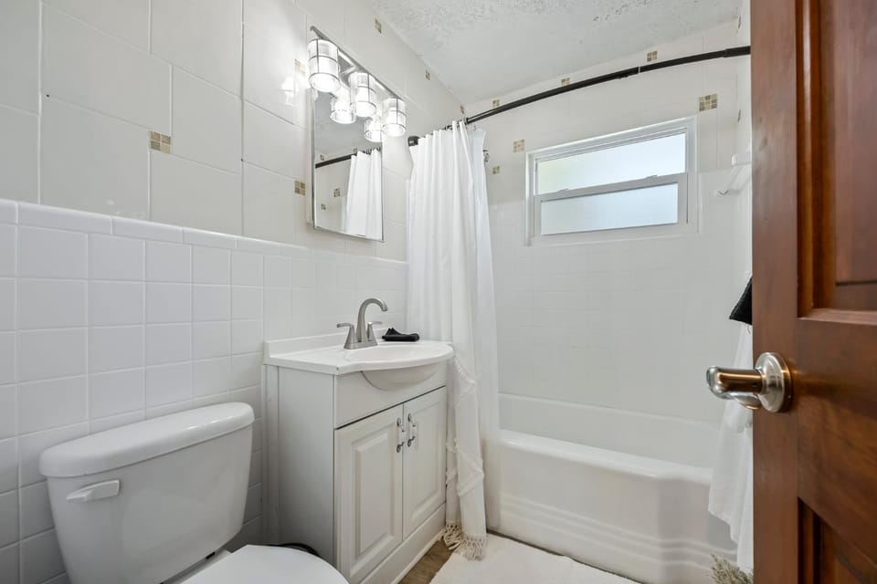 Shower, Toilet, Bathroom, Bath, towels