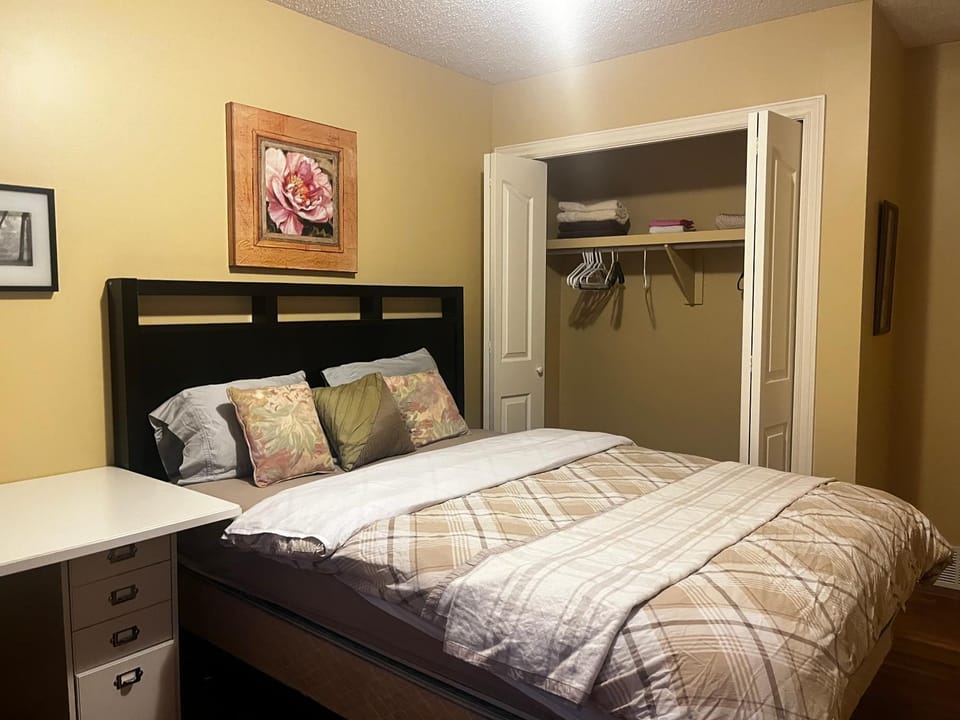 Biddington private room close airport! Vacation rental in Calgary
