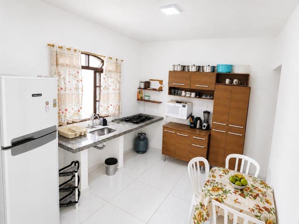 Coffee/tea facilities, Kitchen or kitchenette, Food and drinks, Dining area, Food, stove