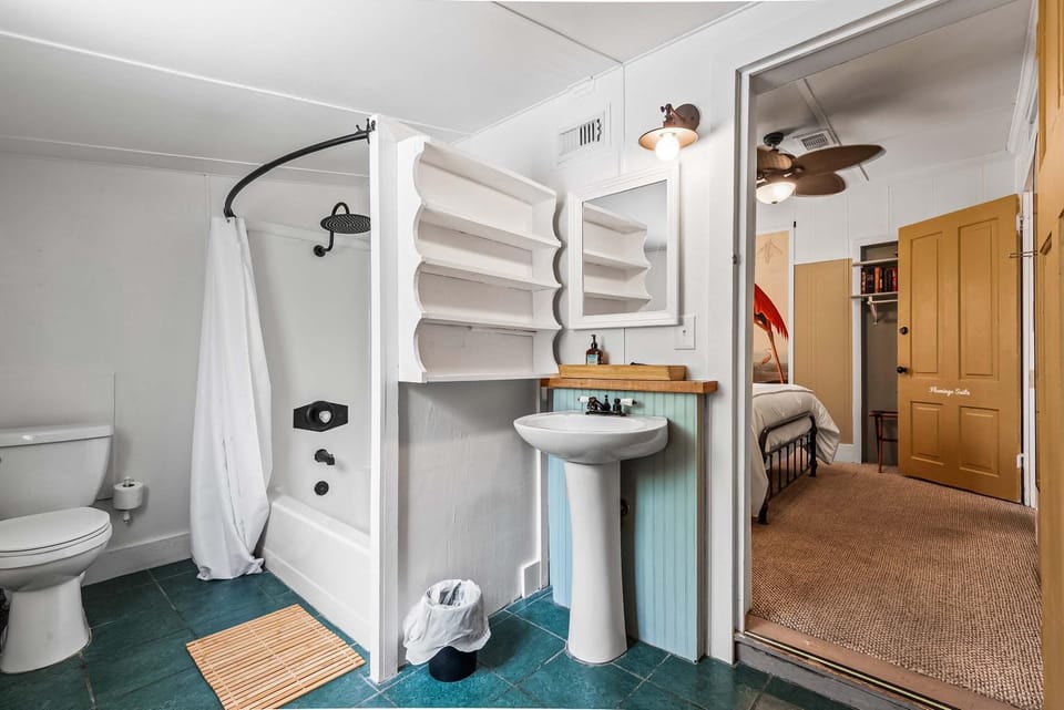 Old Carrabelle Hotel Flamingo Suite House in Carrabelle