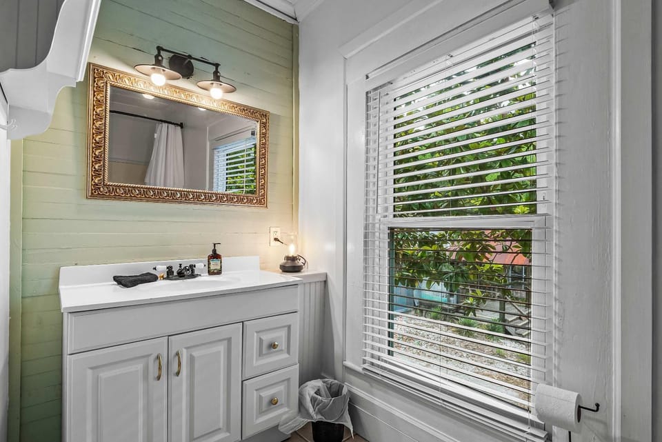 Old Carrabelle Hotel Magnolia Suite House in Carrabelle
