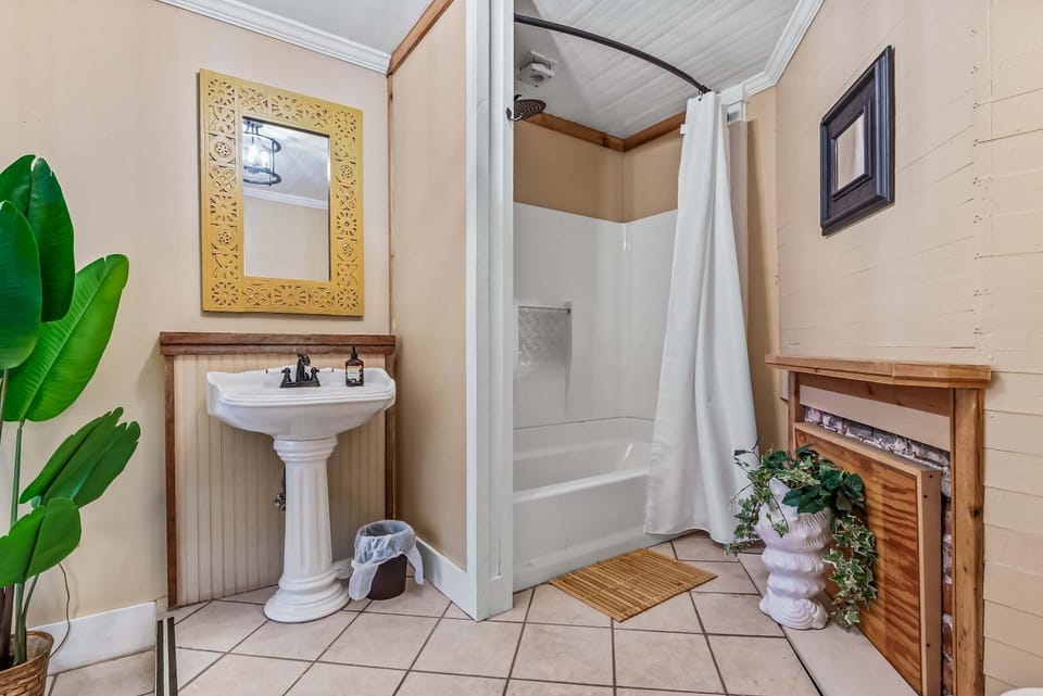 Old Carrabelle Hotel Hemingway Suite House in Carrabelle