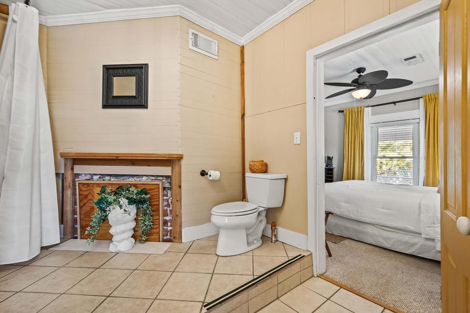 Old Carrabelle Hotel Hemingway Suite House in Carrabelle