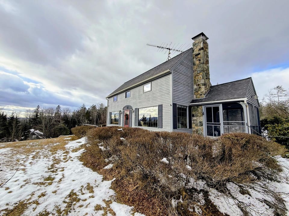 5H Charming Hilltop Farmhouse with Stunning Views & Modern Comforts Near Mountain View Grand Resort House in Whitefield