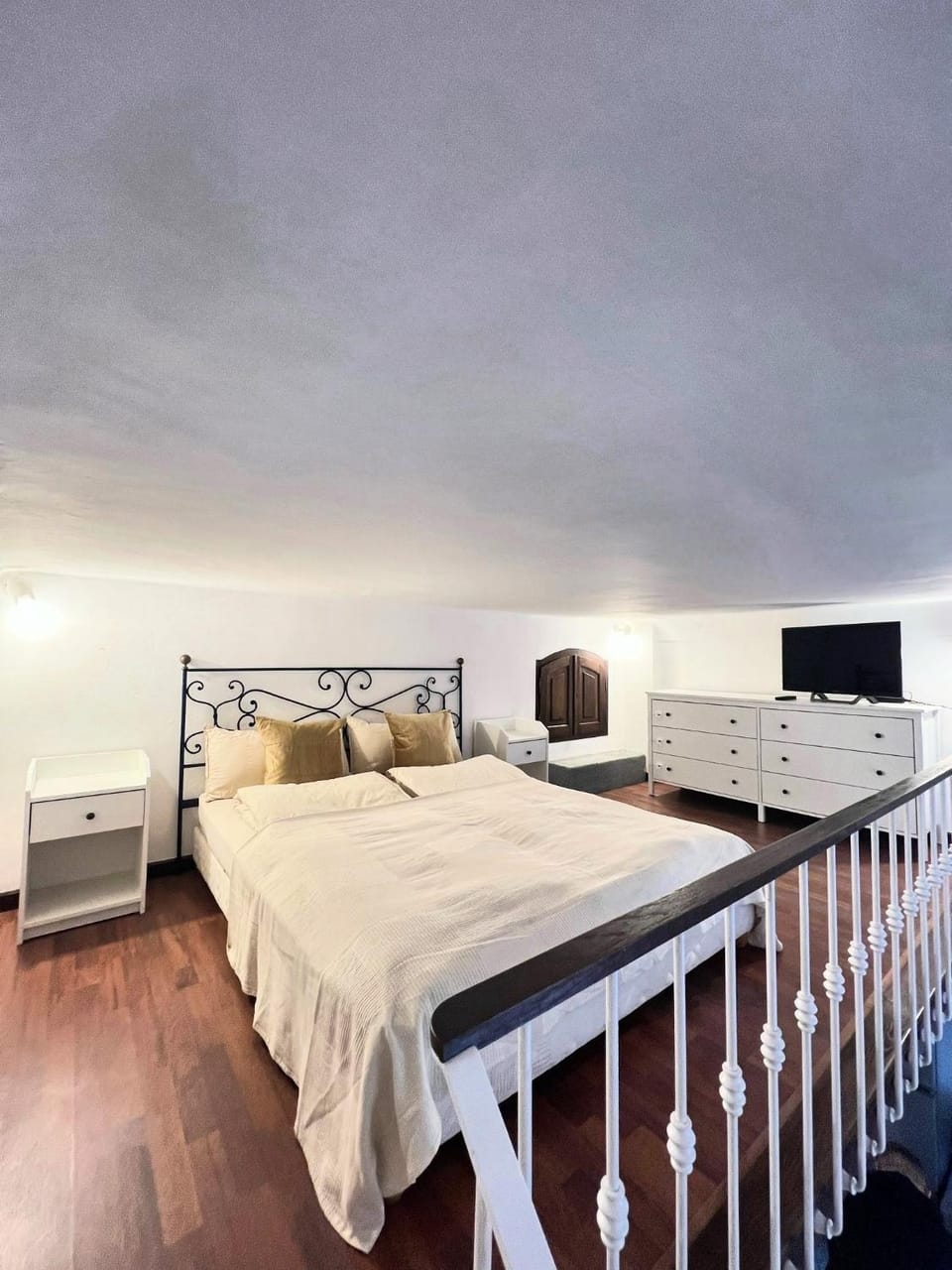 Bed, TV and multimedia, Photo of the whole room, Bedroom