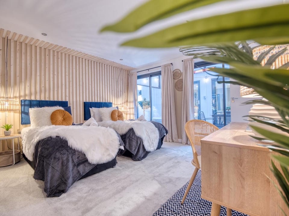 Bed, Photo of the whole room, Seating area, Bedroom, towels