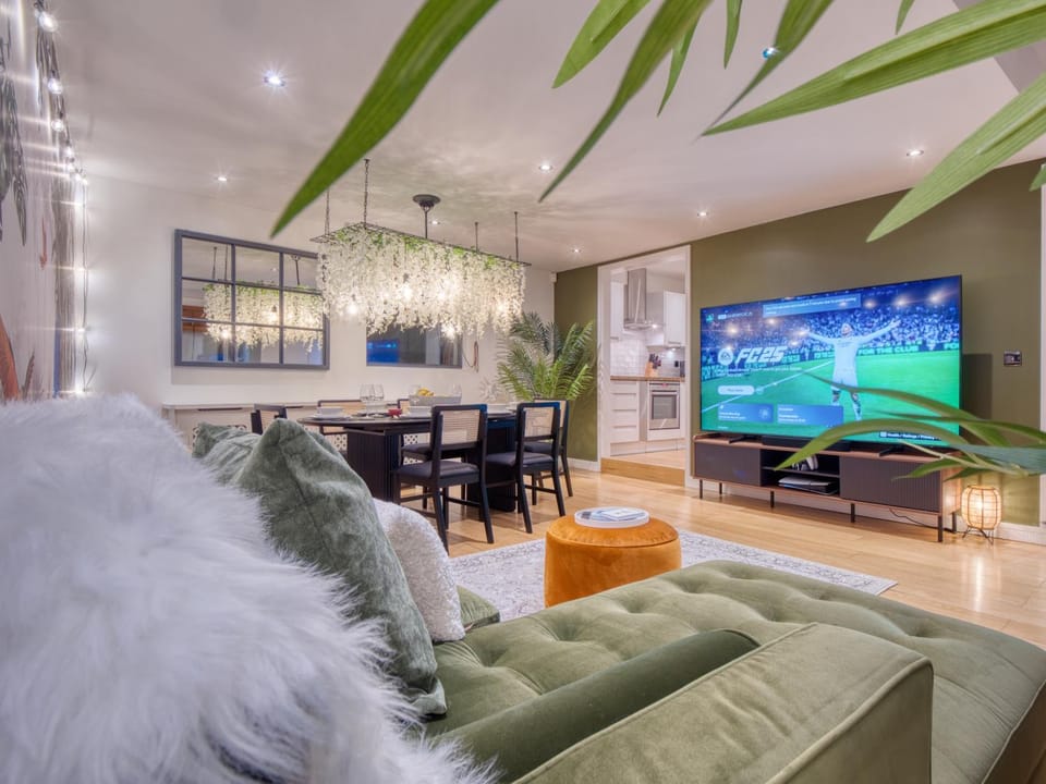 Communal lounge/ TV room, TV and multimedia, Living room, Seating area, Evening entertainment