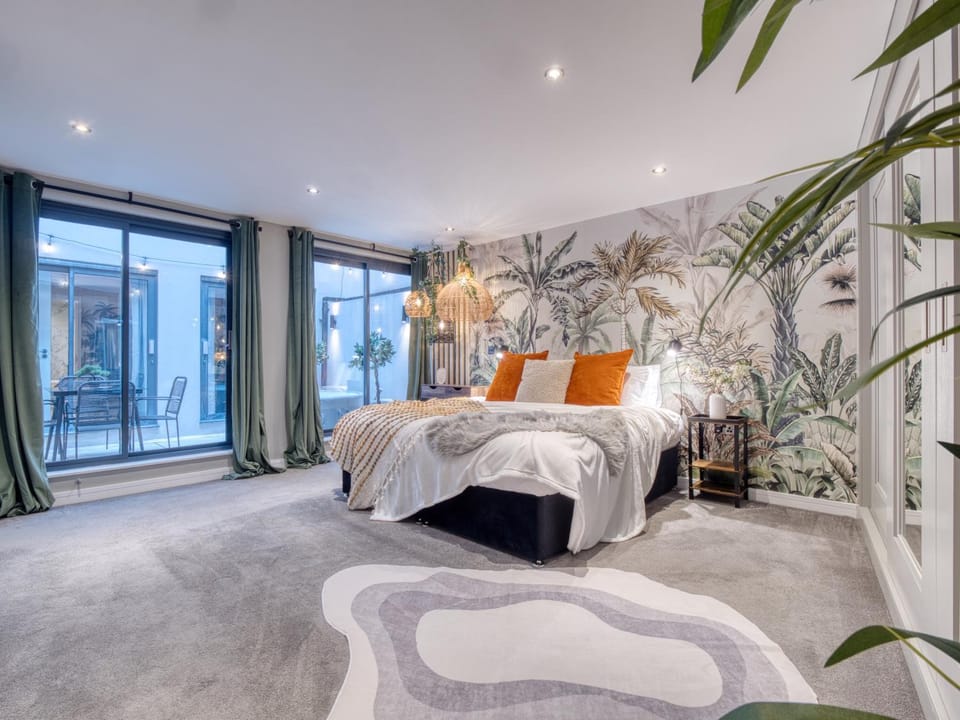 Bed, Photo of the whole room, Seating area, Bedroom