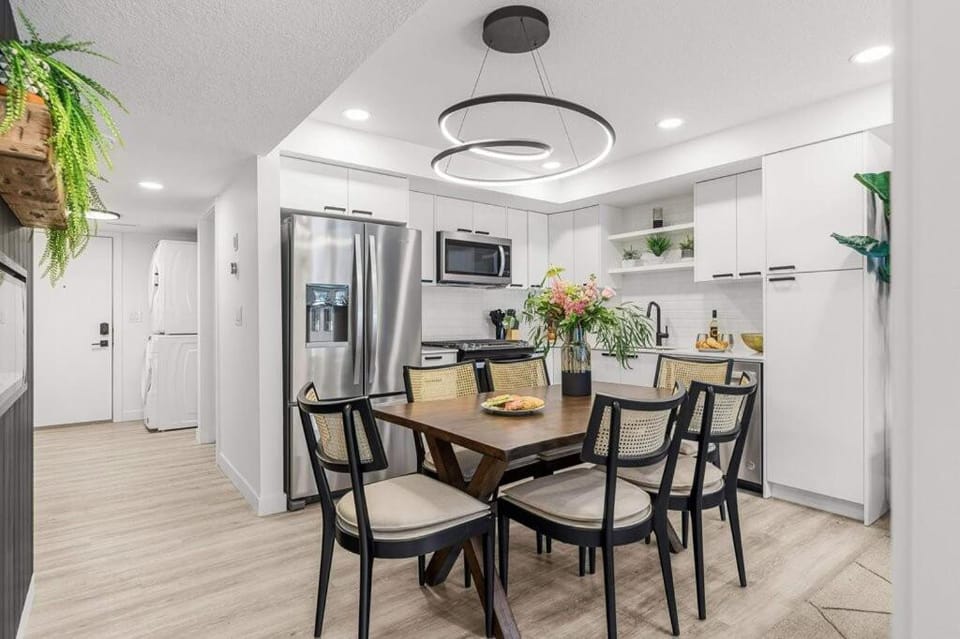 Kitchen or kitchenette, Dining area