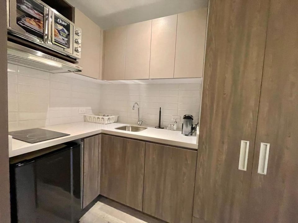 Kitchen or kitchenette, dishwasher, oven