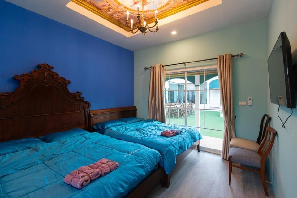 Bed, TV and multimedia, Photo of the whole room, Bedroom