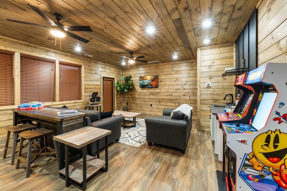 Game Room, Living room, Dining area