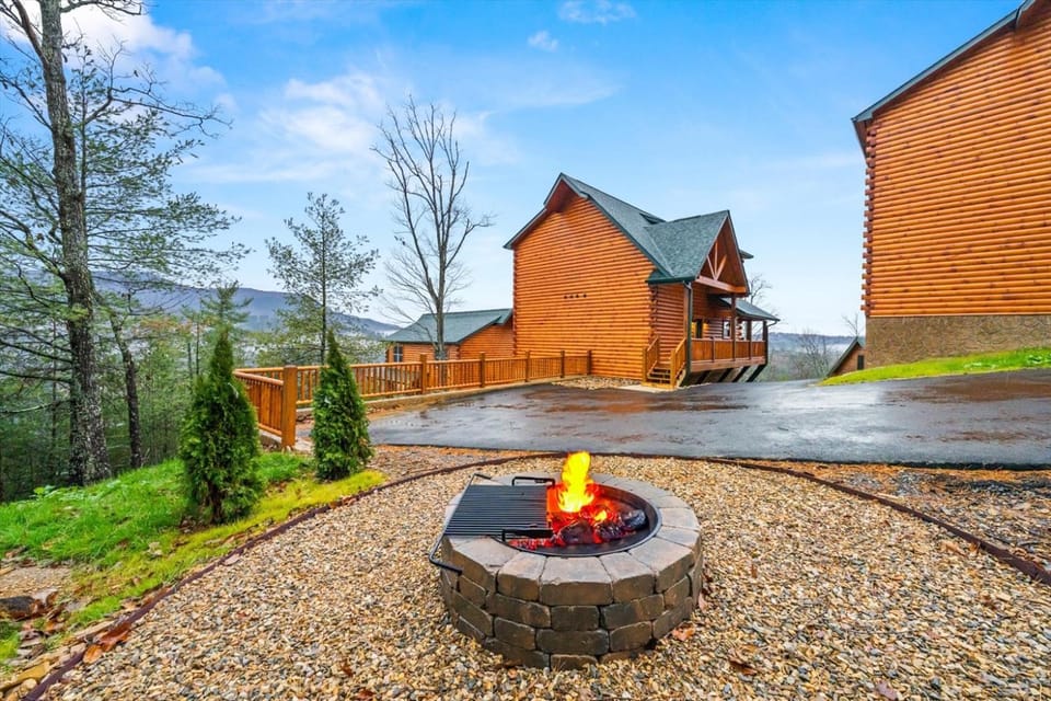 Smoky Mountain Retreat 4BR, Pool & Hot Tub House in Pigeon Forge