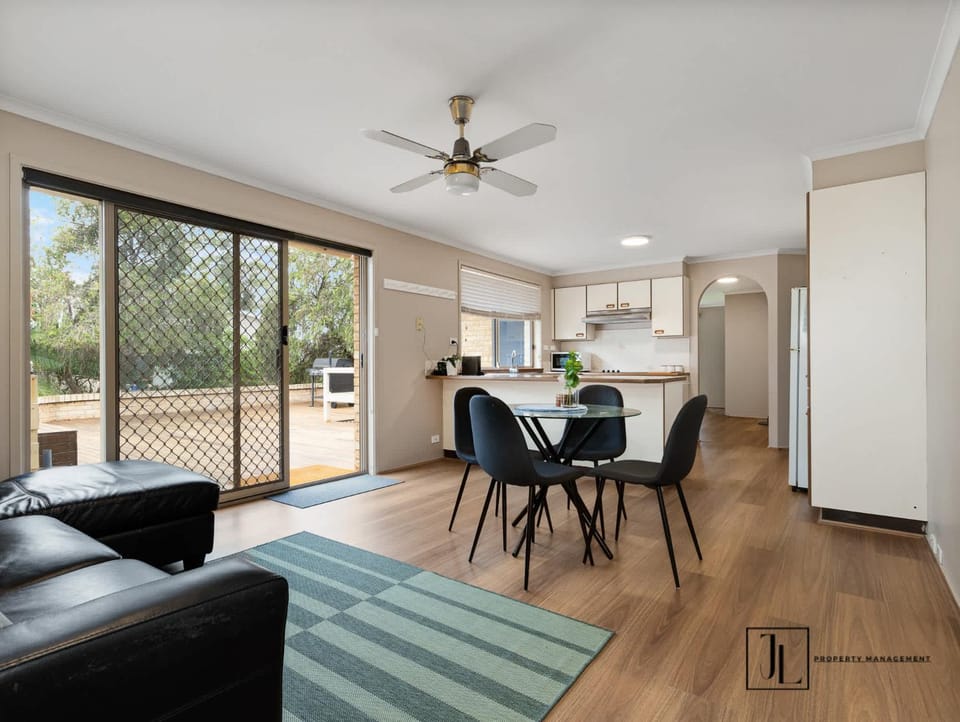 Kitchen or kitchenette, Living room, Seating area, Dining area, oven, stove