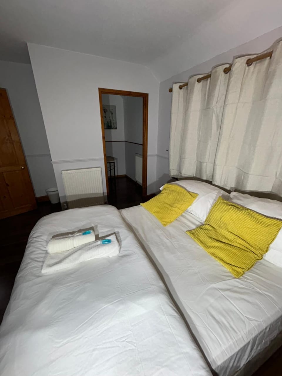 Bed, Bedroom, towels