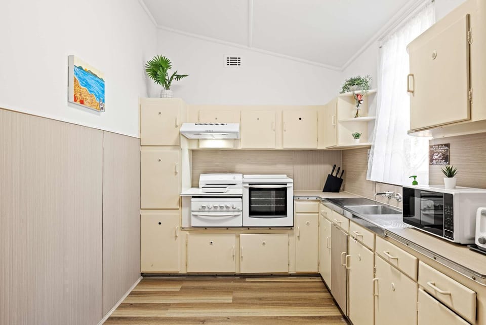 Comfy Single Room - Serene Spot in South Hurstville - Shared Bathroom Bed and Breakfast in Sydney